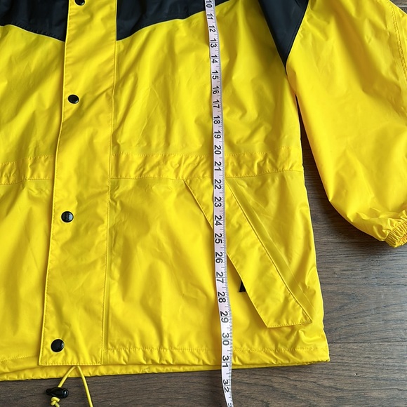 VTG Man’s Northern Escape Rain Coat - Picture 6 of 11